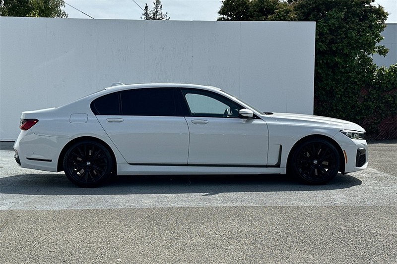 BMW 7 Series Vehicle Full-screen Gallery Image 03