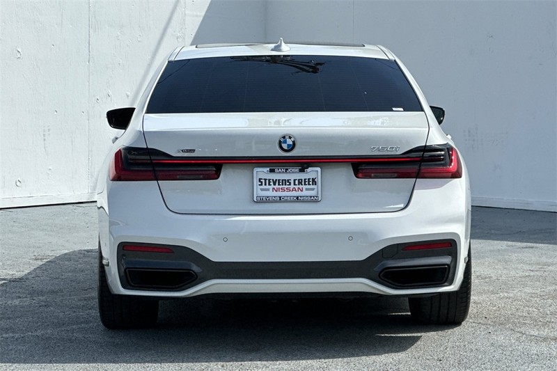 BMW 7 Series Vehicle Full-screen Gallery Image 05