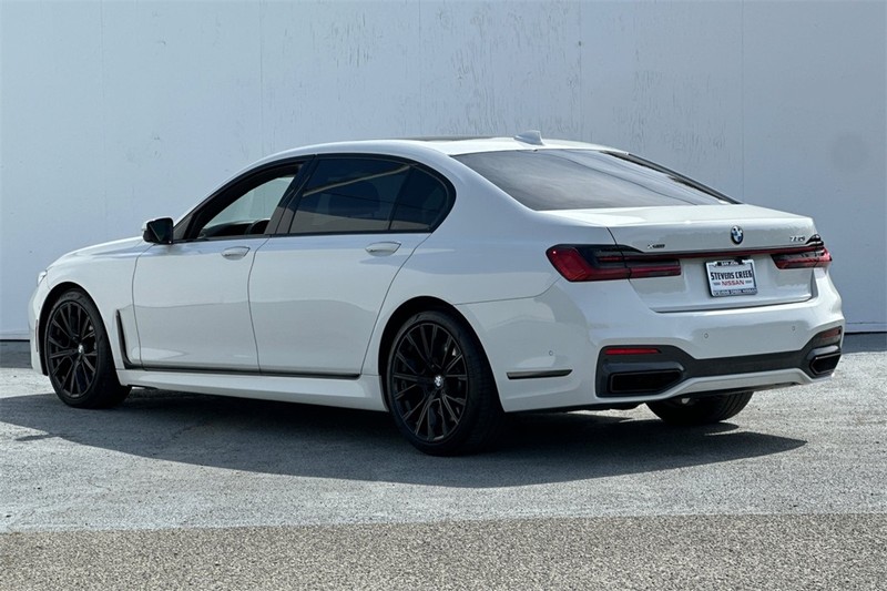 BMW 7 Series Vehicle Full-screen Gallery Image 06