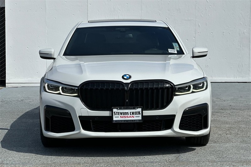 BMW 7 Series Vehicle Full-screen Gallery Image 09