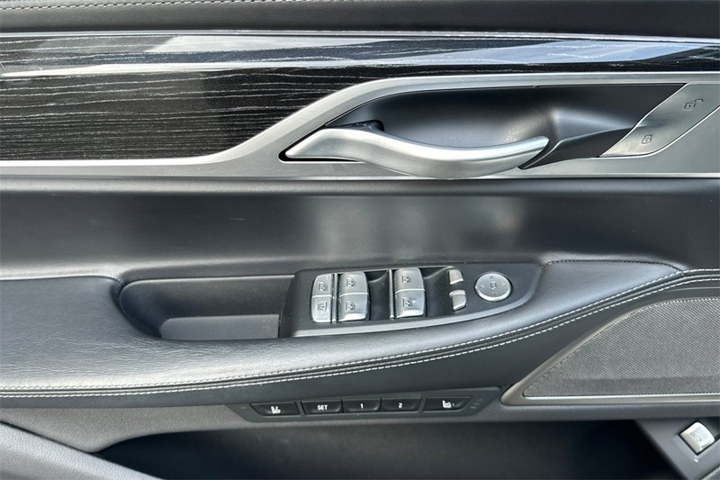BMW 7 Series Vehicle Full-screen Gallery Image 11