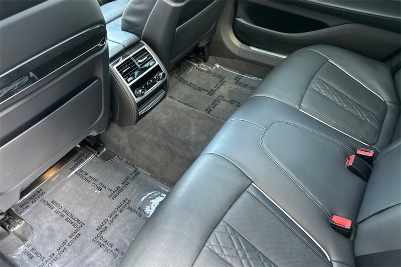 BMW 7 Series Vehicle Full-screen Gallery Image 12