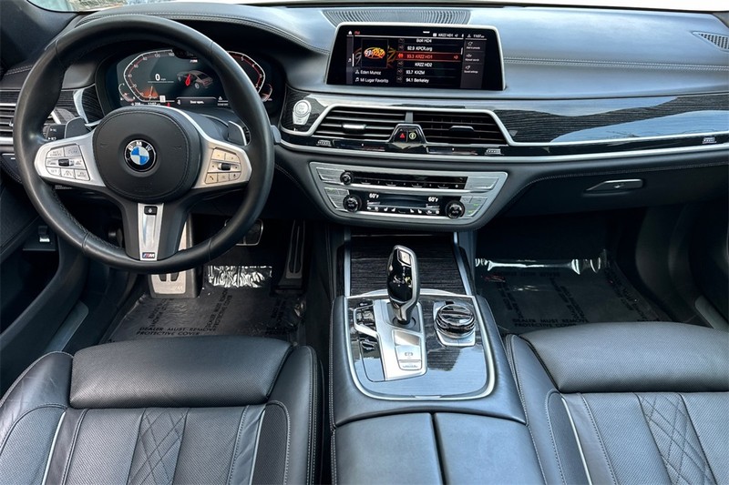 BMW 7 Series Vehicle Full-screen Gallery Image 13