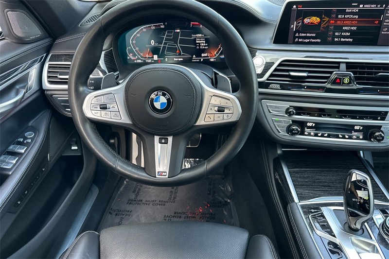 BMW 7 Series Vehicle Full-screen Gallery Image 14