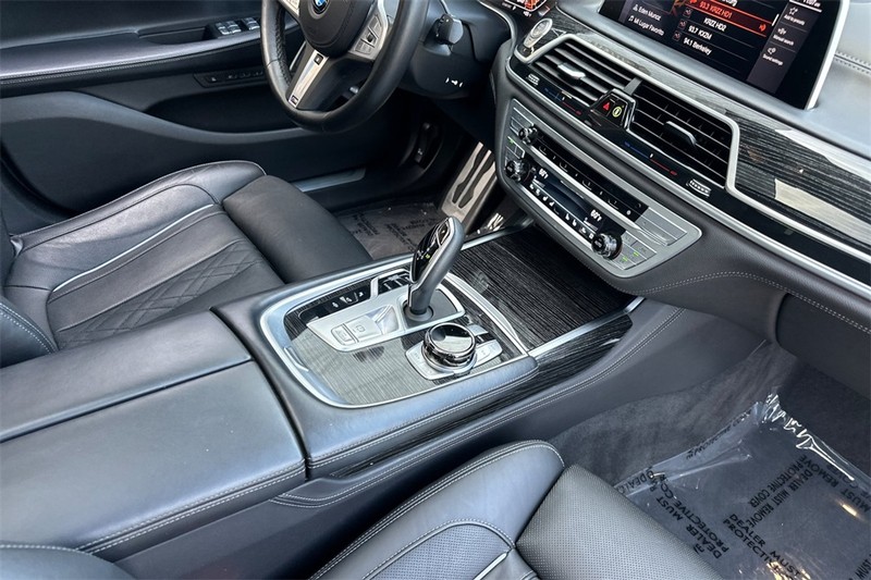 BMW 7 Series Vehicle Full-screen Gallery Image 15