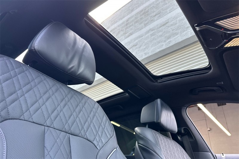 BMW 7 Series Vehicle Full-screen Gallery Image 16