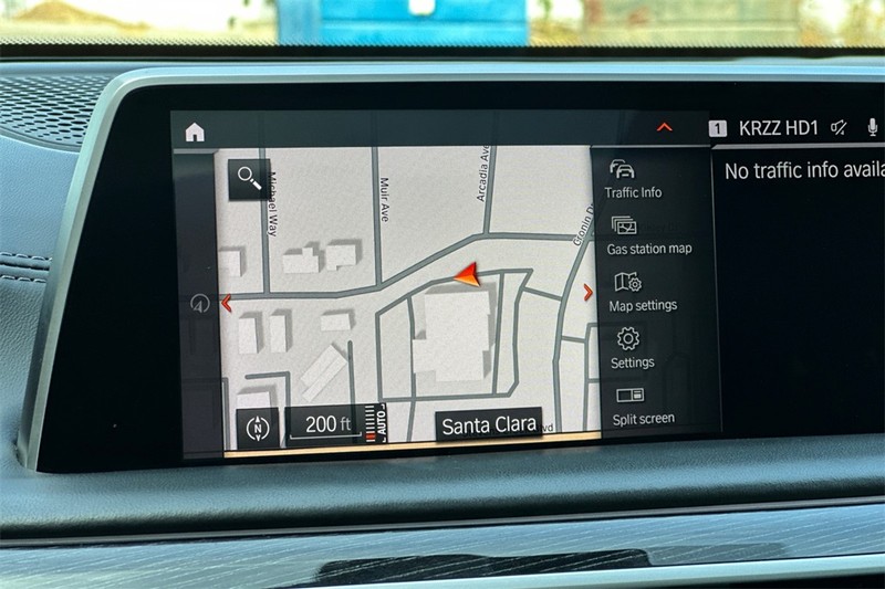 BMW 7 Series Vehicle Full-screen Gallery Image 18
