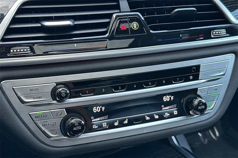 BMW 7 Series Vehicle Full-screen Gallery Image 20