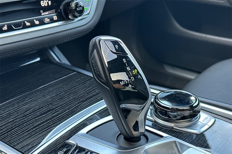 BMW 7 Series Vehicle Full-screen Gallery Image 21