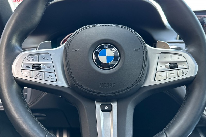 BMW 7 Series Vehicle Full-screen Gallery Image 23