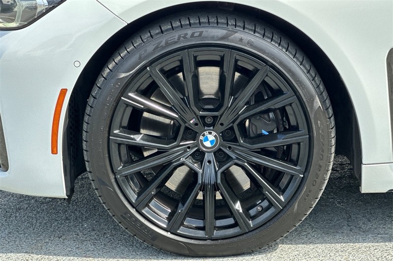 BMW 7 Series Vehicle Full-screen Gallery Image 26