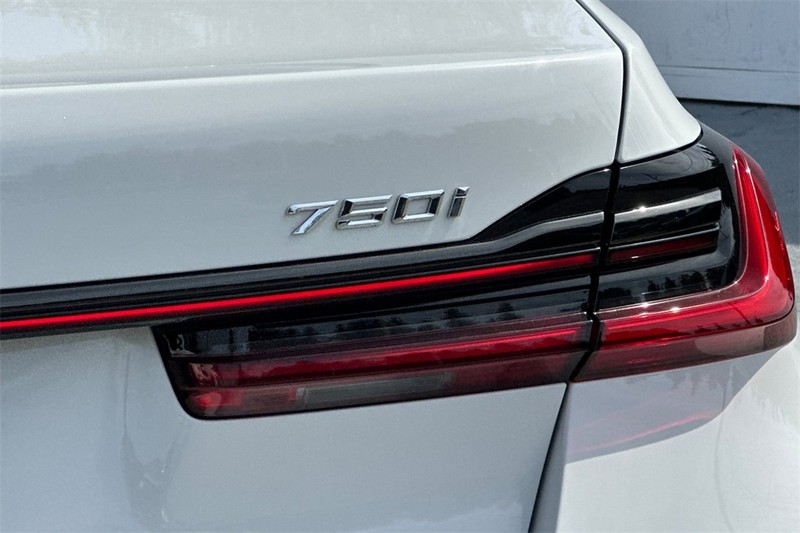 BMW 7 Series Vehicle Full-screen Gallery Image 27