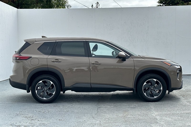 Nissan Rogue Vehicle Full-screen Gallery Image 03