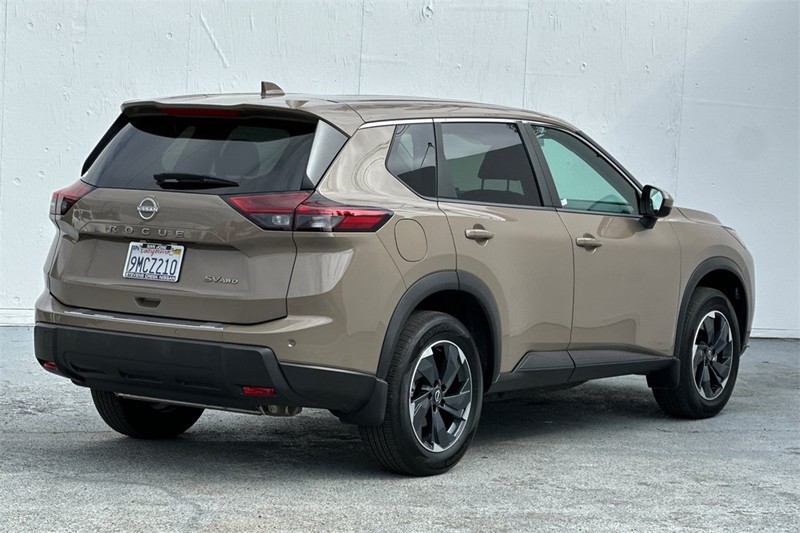 Nissan Rogue Vehicle Full-screen Gallery Image 04