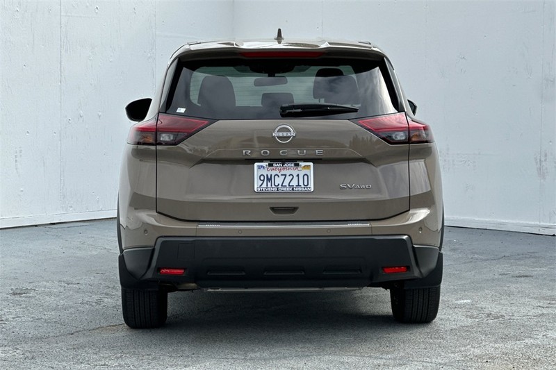 Nissan Rogue Vehicle Full-screen Gallery Image 05