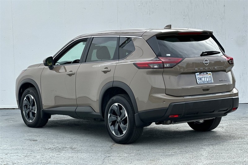 Nissan Rogue Vehicle Full-screen Gallery Image 06