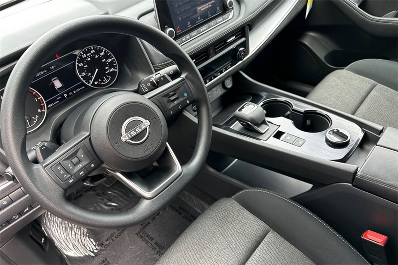 Nissan Rogue Vehicle Full-screen Gallery Image 10