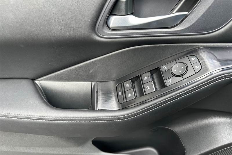 Nissan Rogue Vehicle Full-screen Gallery Image 11
