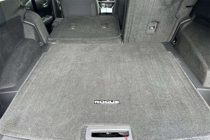 Nissan Rogue Vehicle Full-screen Gallery Image 15