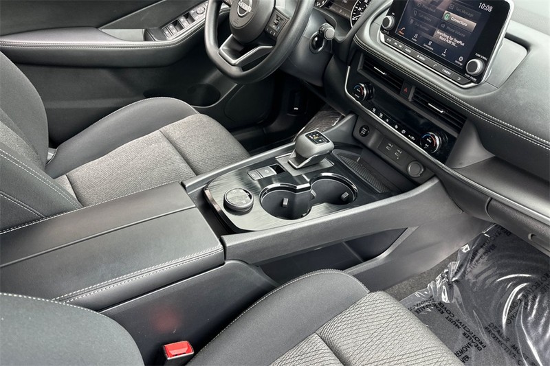 Nissan Rogue Vehicle Full-screen Gallery Image 16