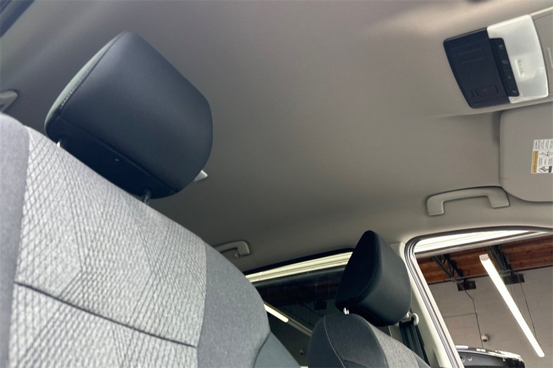 Nissan Rogue Vehicle Full-screen Gallery Image 17
