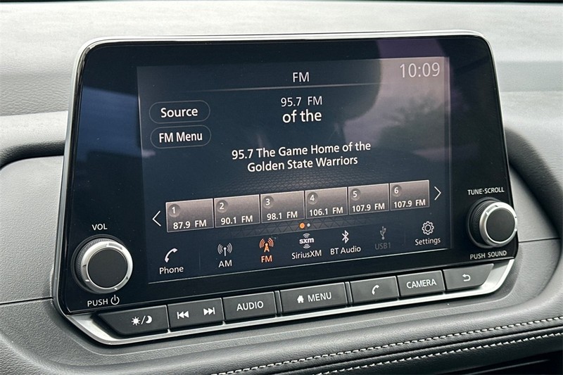 Nissan Rogue Vehicle Full-screen Gallery Image 18