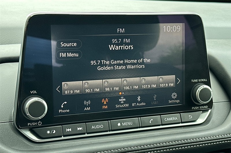 Nissan Rogue Vehicle Full-screen Gallery Image 19