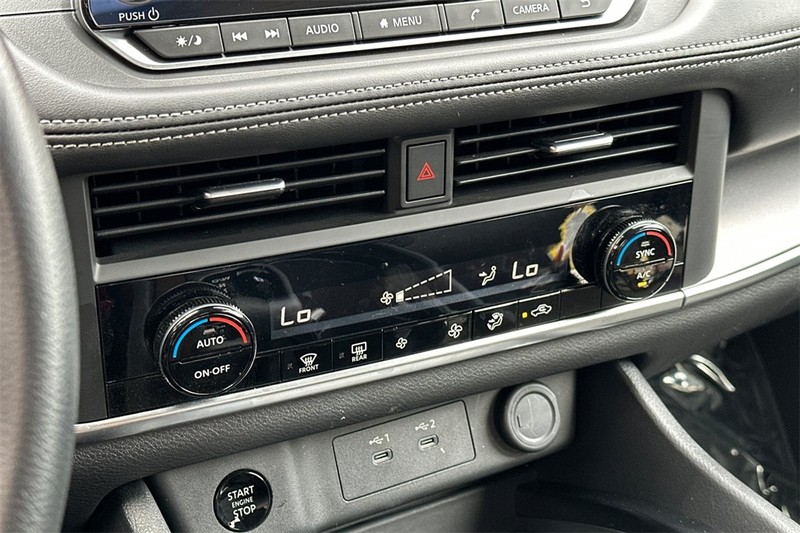 Nissan Rogue Vehicle Full-screen Gallery Image 21