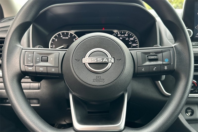Nissan Rogue Vehicle Full-screen Gallery Image 24