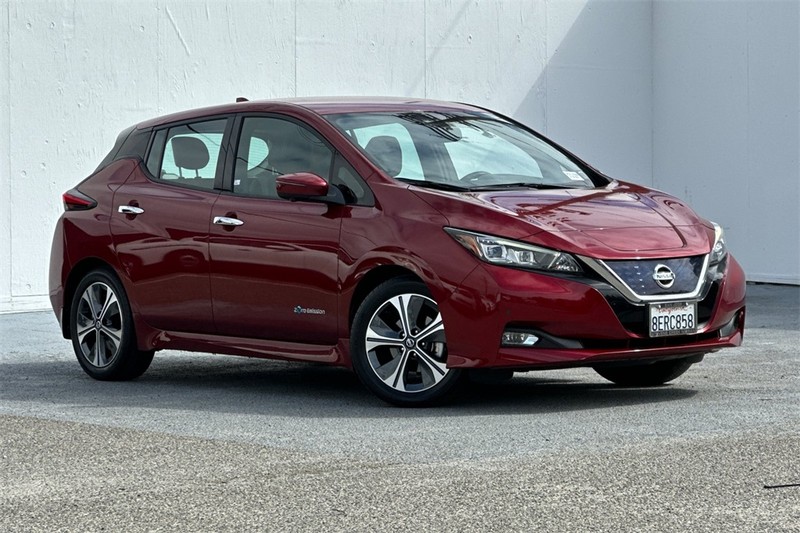 Nissan LEAF Vehicle Full-screen Gallery Image 02