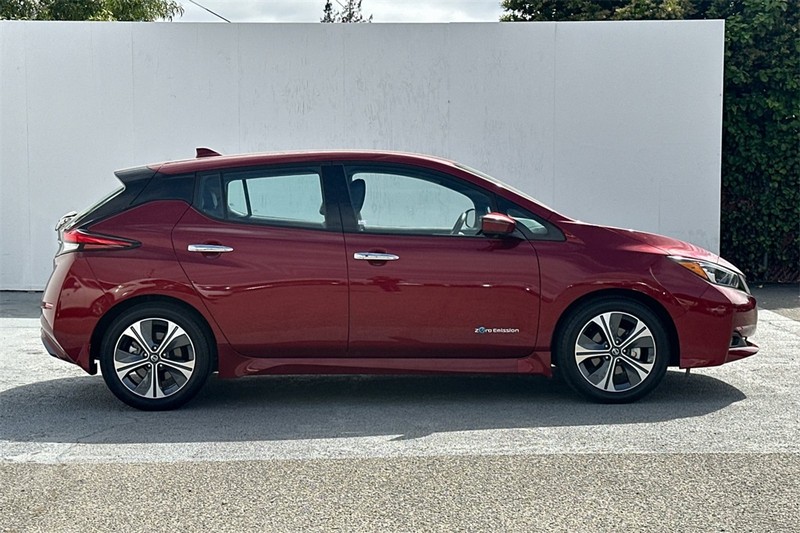 Nissan LEAF Vehicle Full-screen Gallery Image 03
