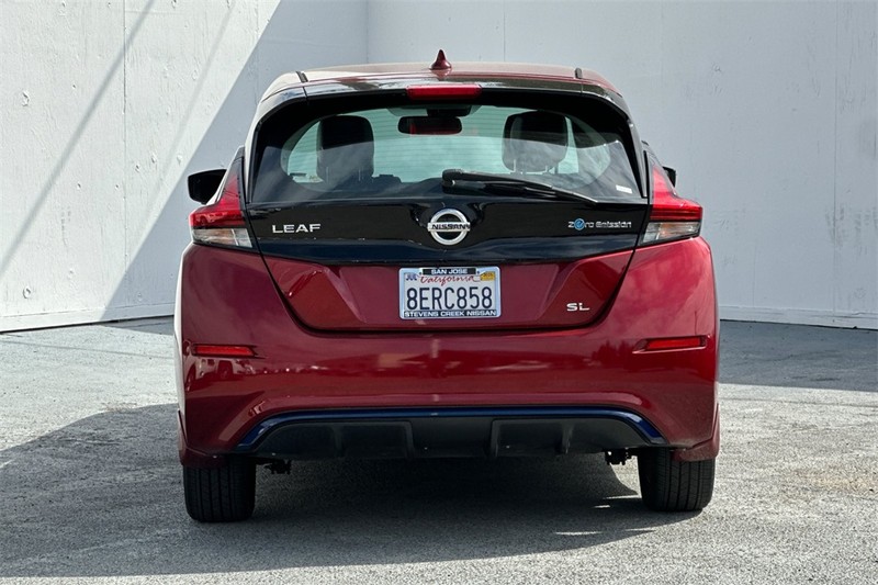 Nissan LEAF Vehicle Full-screen Gallery Image 05
