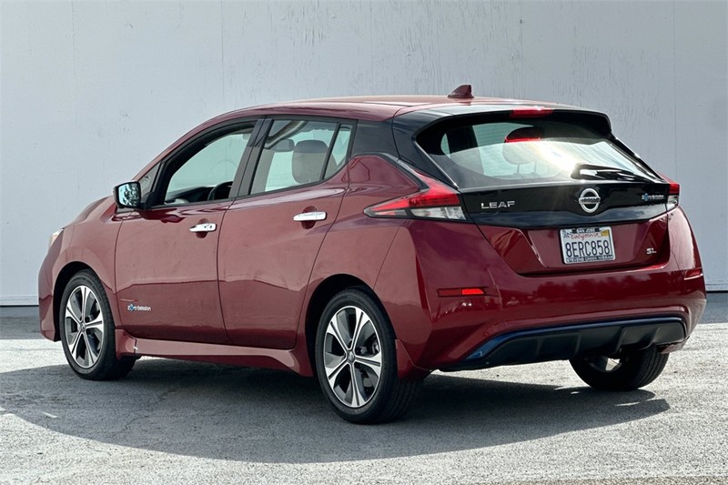 Nissan LEAF Vehicle Full-screen Gallery Image 06