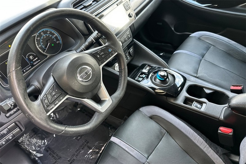 Nissan LEAF Vehicle Full-screen Gallery Image 10