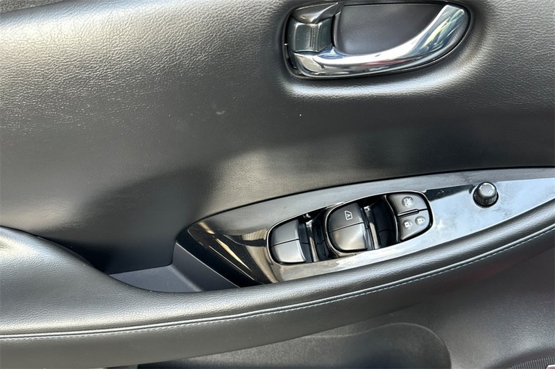 Nissan LEAF Vehicle Full-screen Gallery Image 11