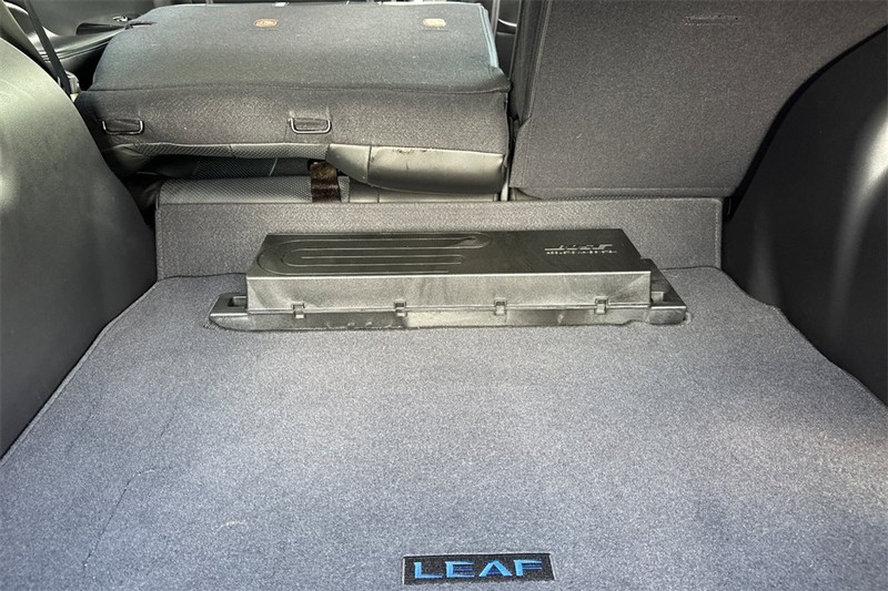 Nissan LEAF Vehicle Full-screen Gallery Image 15