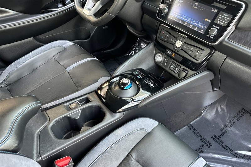 Nissan LEAF Vehicle Full-screen Gallery Image 16