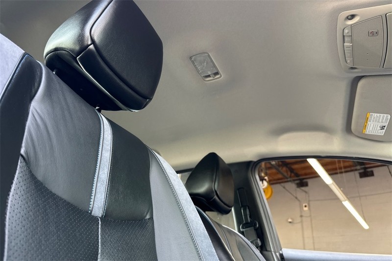 Nissan LEAF Vehicle Full-screen Gallery Image 17