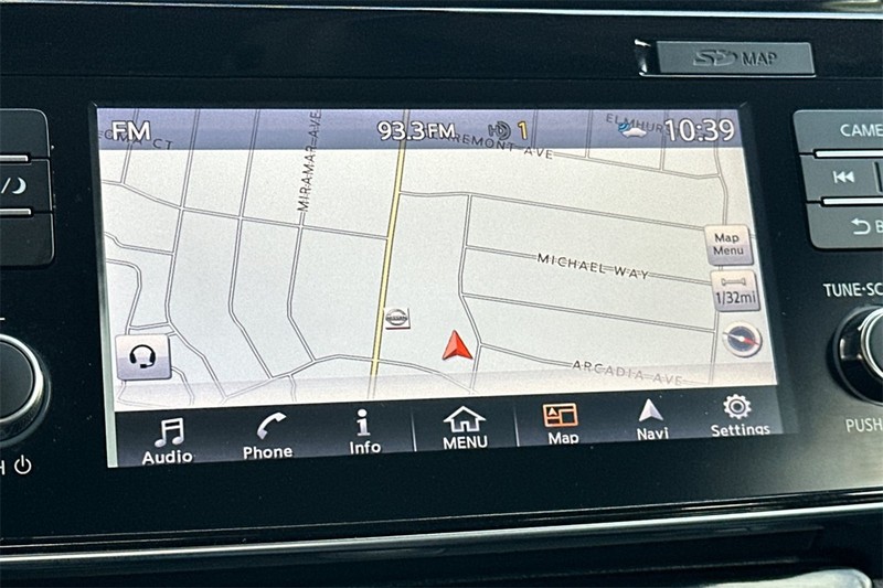 Nissan LEAF Vehicle Full-screen Gallery Image 19