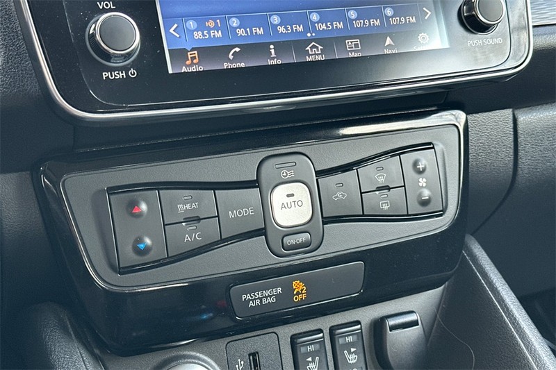 Nissan LEAF Vehicle Full-screen Gallery Image 21