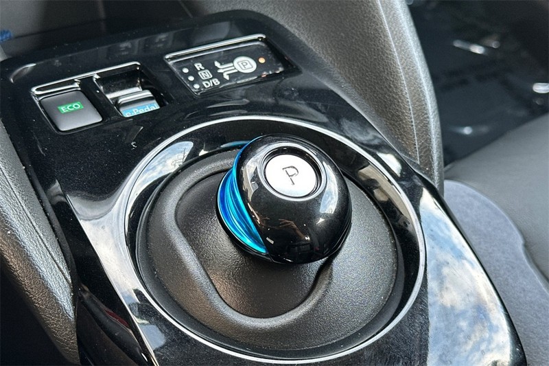 Nissan LEAF Vehicle Full-screen Gallery Image 22