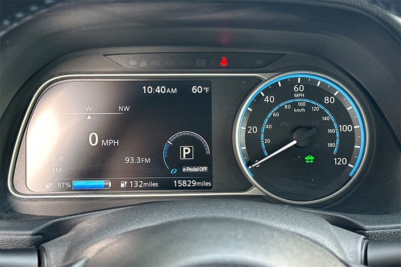 Nissan LEAF Vehicle Full-screen Gallery Image 25