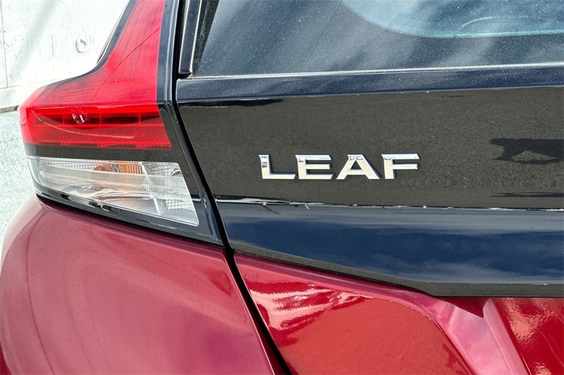 Nissan LEAF Vehicle Full-screen Gallery Image 27