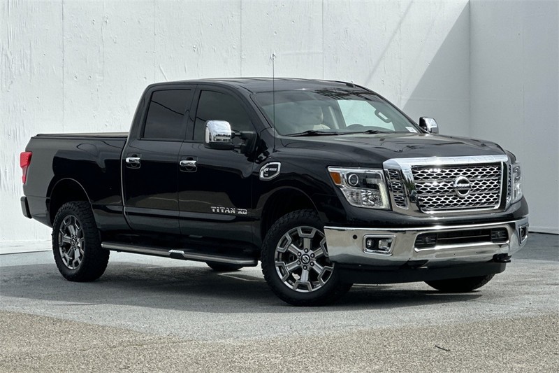 Nissan Titan XD Vehicle Full-screen Gallery Image 02
