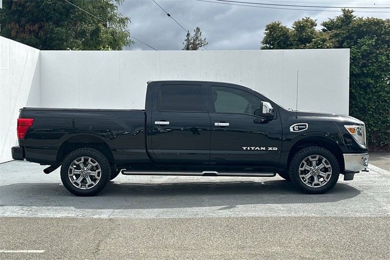 Nissan Titan XD Vehicle Full-screen Gallery Image 03