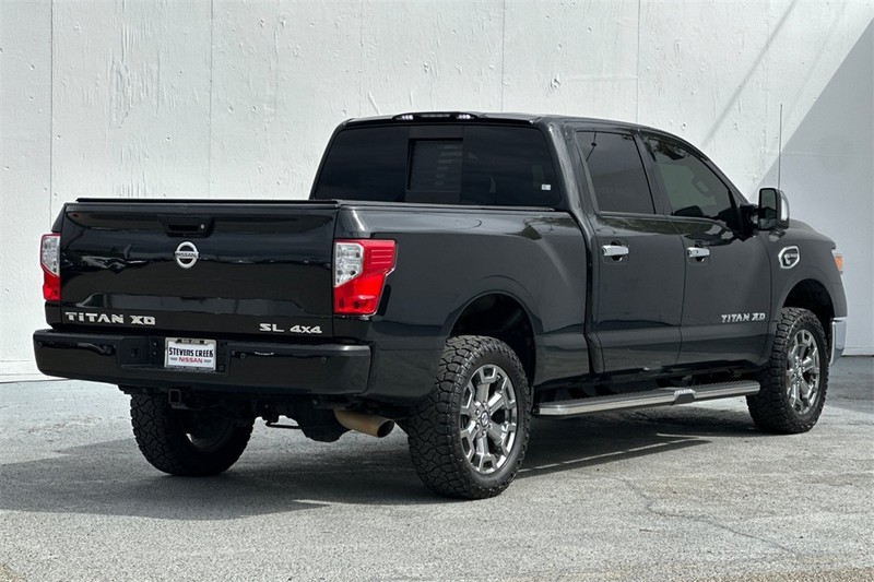 Nissan Titan XD Vehicle Full-screen Gallery Image 04