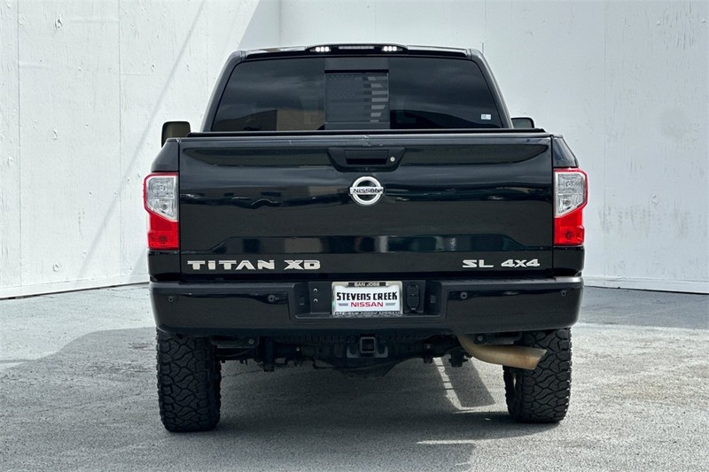 Nissan Titan XD Vehicle Full-screen Gallery Image 05
