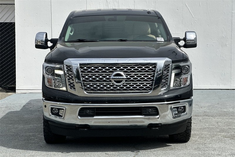 Nissan Titan XD Vehicle Full-screen Gallery Image 09