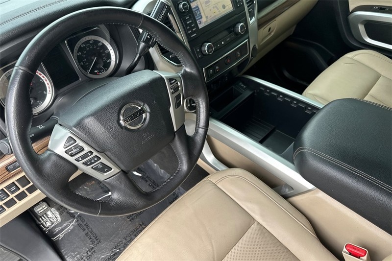 Nissan Titan XD Vehicle Full-screen Gallery Image 10