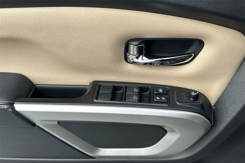 Nissan Titan XD Vehicle Full-screen Gallery Image 11